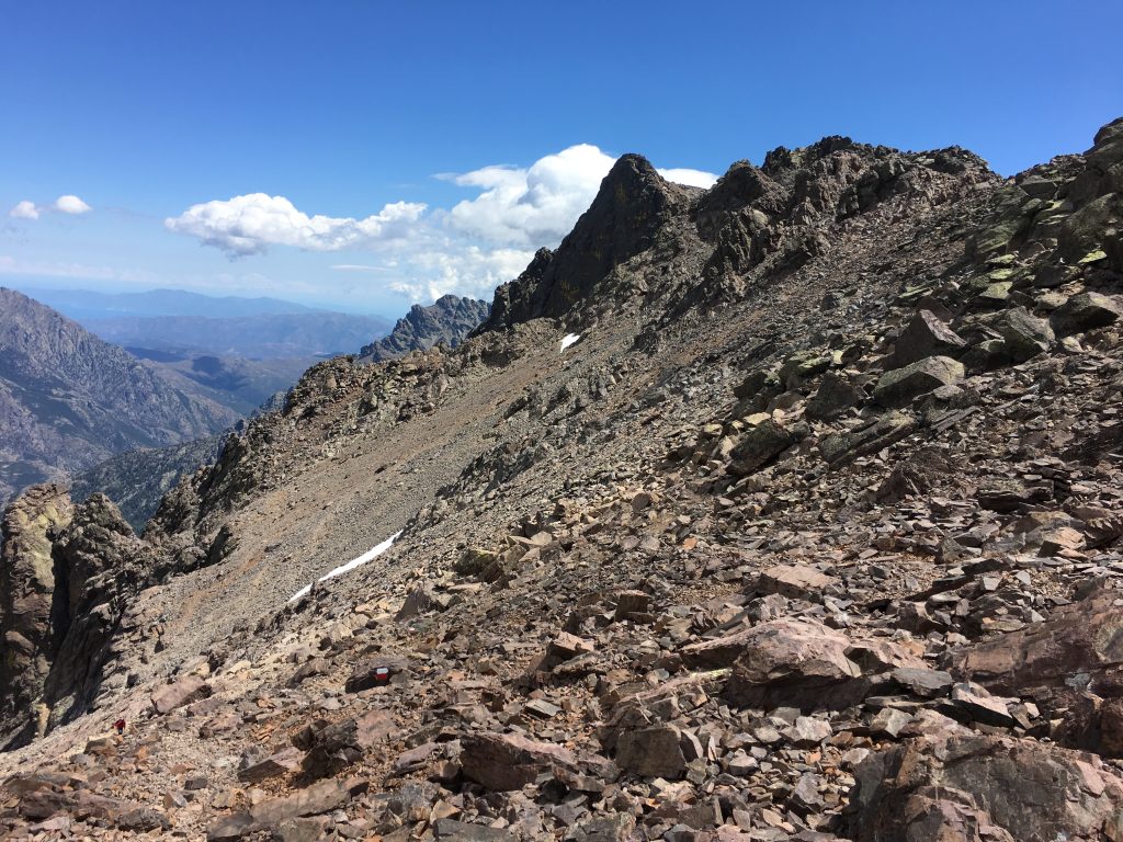 arrivée au point culminant du GR20, après que la randonnée se soit transformé en parcours d’escalade très éprouvante, avec un vent bien présent.