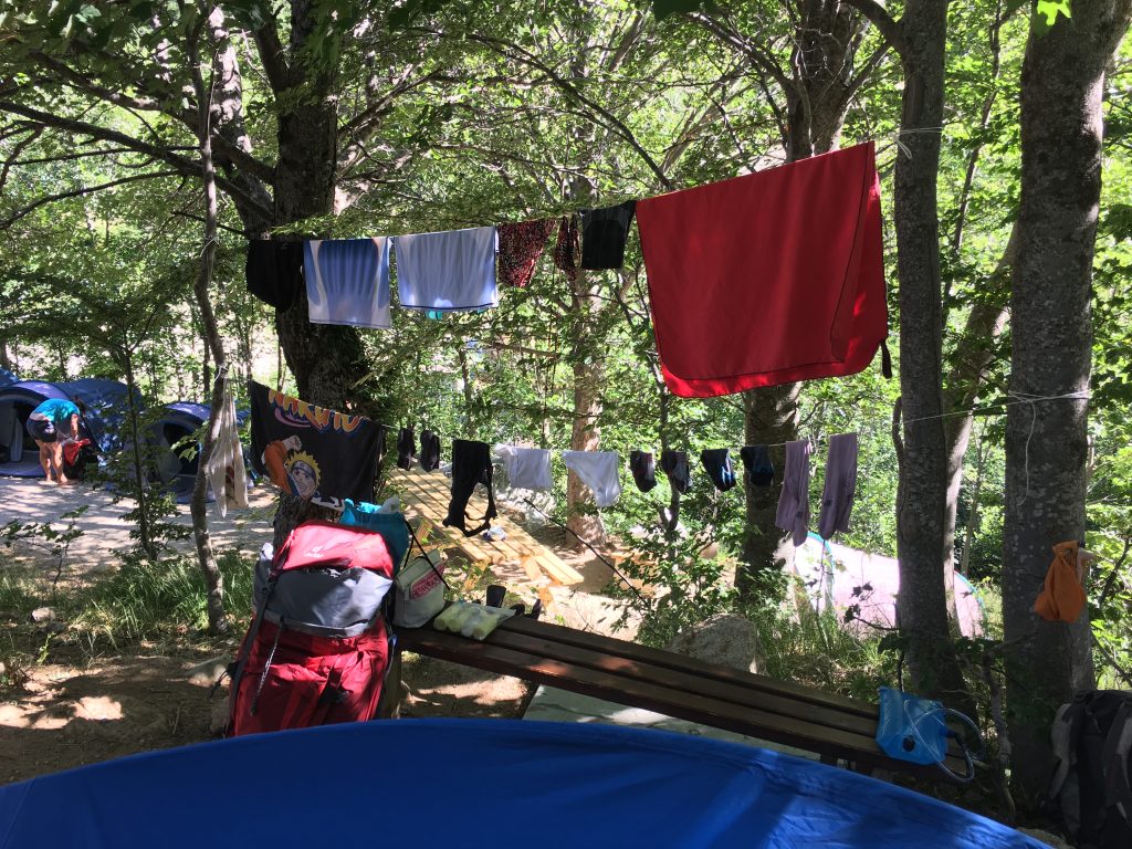 fils à linge installés auprès de la tente au refuge d’E Capannelle.