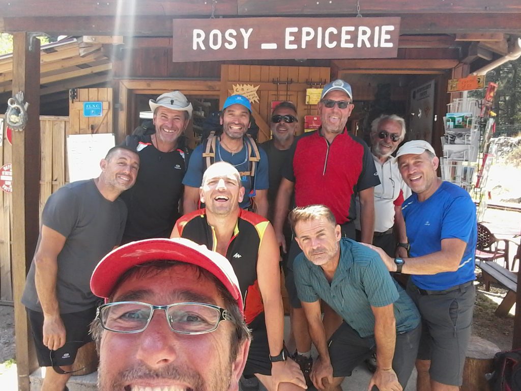 L’équipe de Marseillais à Vizzavona devant la petite épicerie juste à côté de la gare