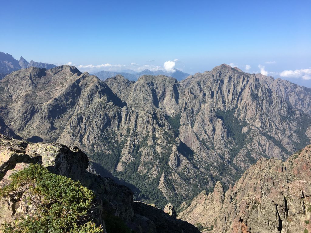 minéralité absolue ; tout autour un décor de montagnes à la fois belles et austères