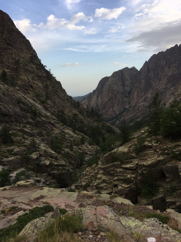Après être passée sur la célèbre passerelle suspendue de Spasimata, j’arrive à l’entrée des gorges, c’est parti pour monter de grandes dalles rocheuses