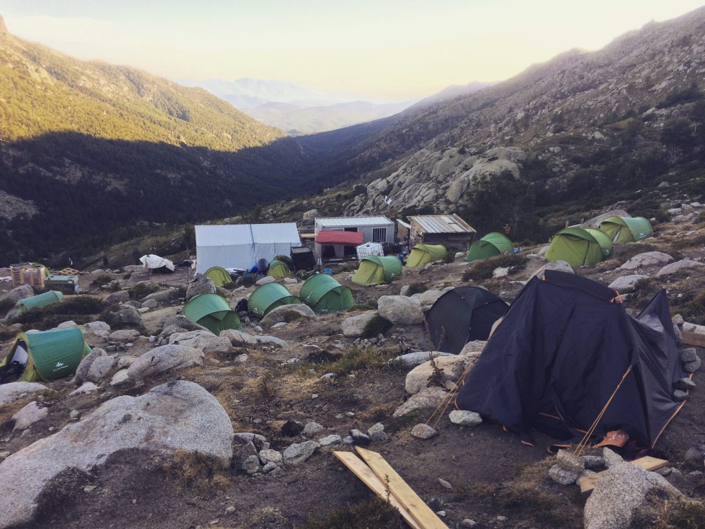 Refuge Anisau brûlé - GR20 - Tente blanche provisoire