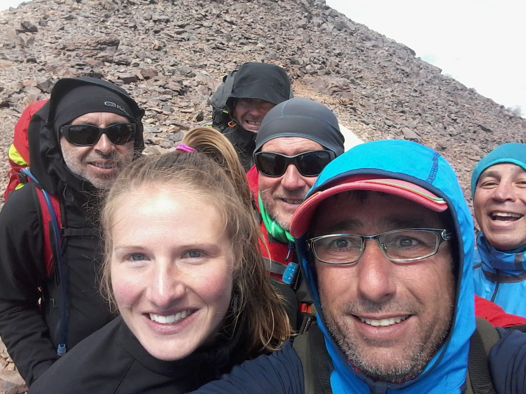 Photo avec une partie de l’équipe après avoir franchi le point culminant du GR20 à la pointe des Eboulis à 2607 mètres.