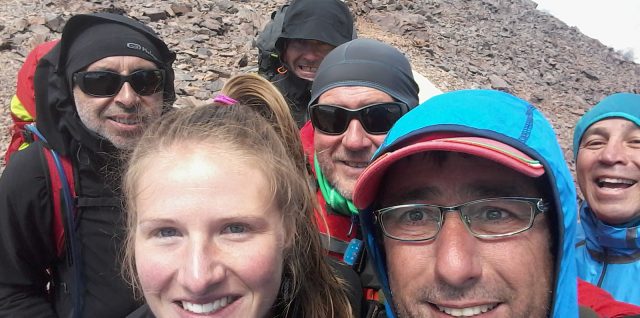 Photo avec une partie de l’équipe après avoir franchi le point culminant du GR20 à la pointe des Eboulis à 2607 mètres.