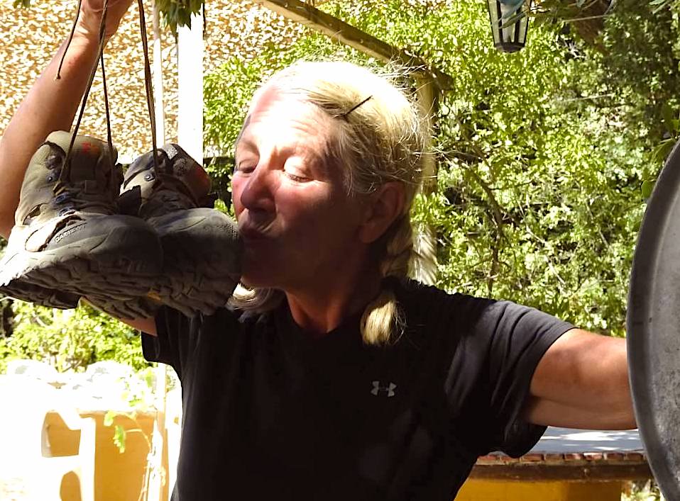 kissing-boots-after-gr20-days-hiking