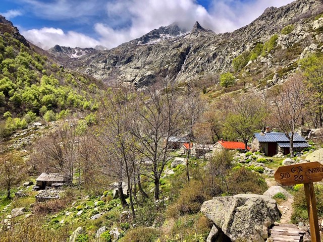 gr20-sud-nord-panneau-et-bergerie